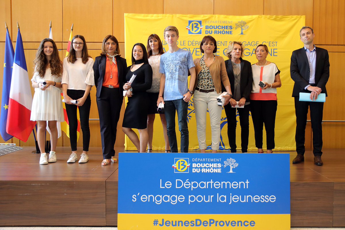 MartineVassal's tweet photo. #Collèges | Je remets le Prix des collégiens de #Provence à 354 collégiens méritants pour récompenser leur comportement exemplaire 👍 https://t.co/1AuhfqTfU4