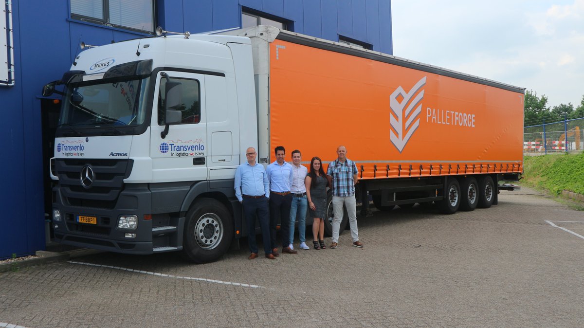 Proud to present our new trailer. Our @Palletforce desk looks happy !!!