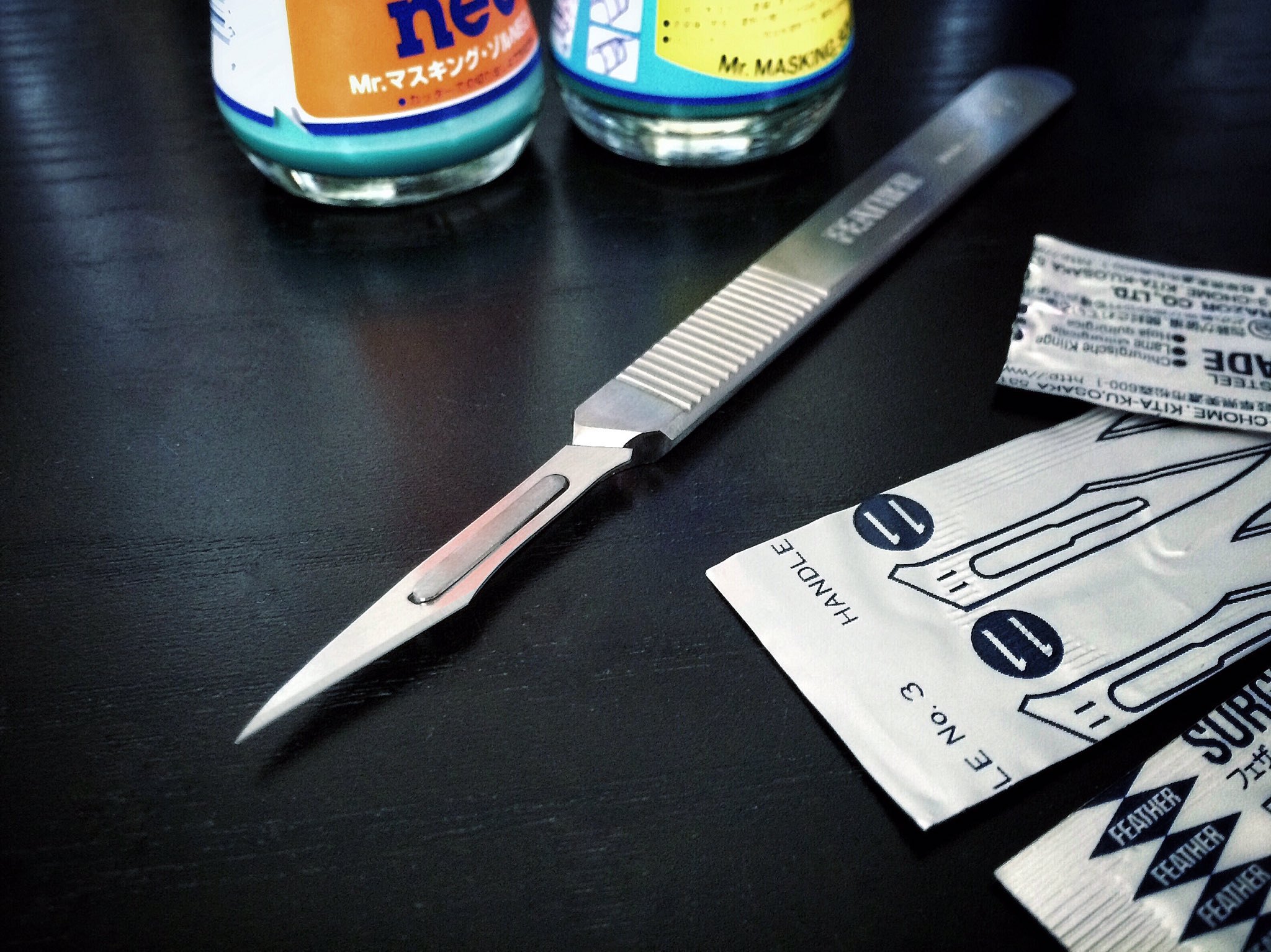 おーもと Twitter પર カッターやデザインナイフ使っていて もっと切れ味あって使いやすい物は無いかと考えた結果 医療用のメスを買った 紙類は触れただけで切れる程の感覚 持ち手もペン型より持ちやすい T Co Ctfkzmyaeb Twitter