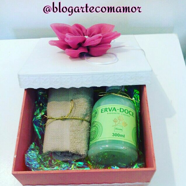 blogartecomamor's tweet photo. Kit (1 caixa decorada, 1 Sabonete Líquido Erva Doce, 1 toalha de mão). #caixa #caixadecorada #sabonete #decoracao #blog #artesanato #artes https://t.co/KwuuTz37vC