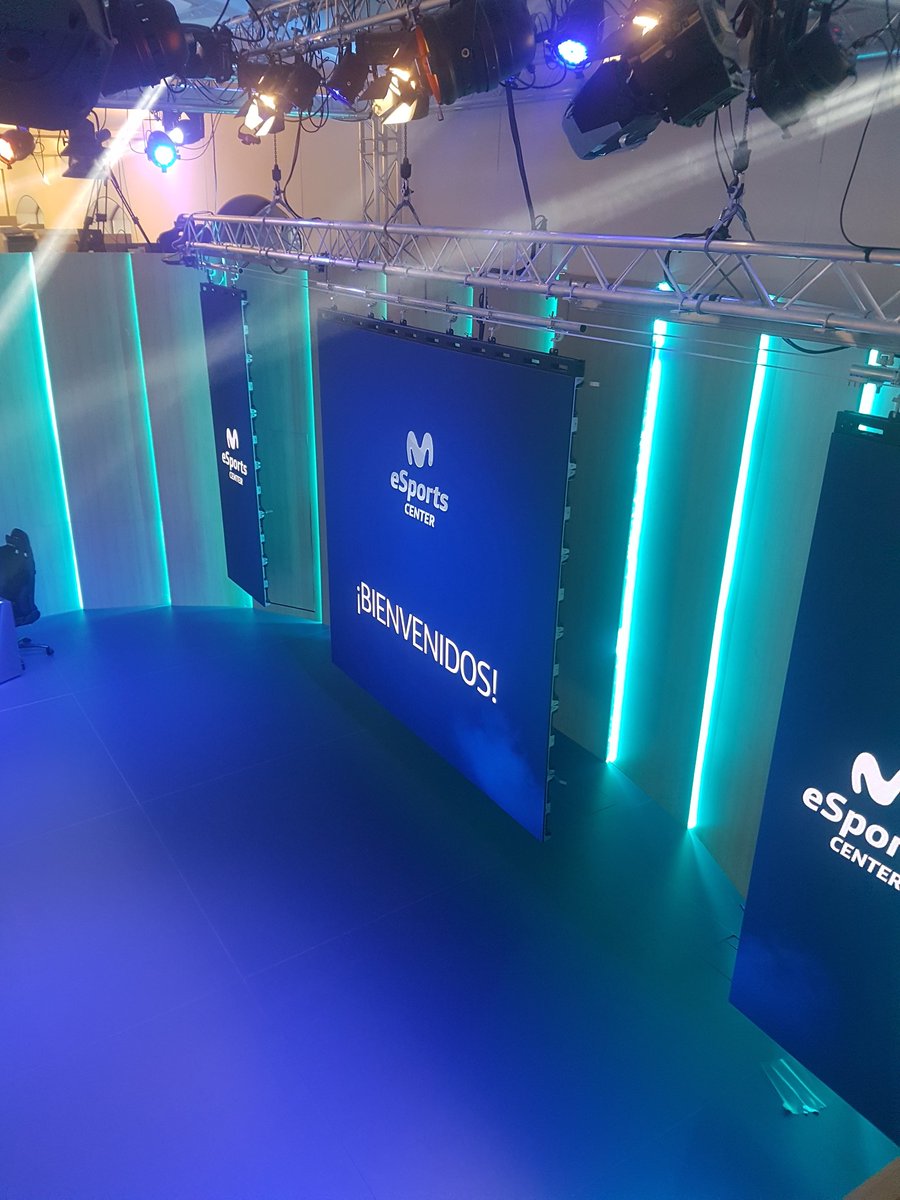 rfalarcon's tweet photo. Preparados para la inauguración del @MovistareSports centre de @movistar_es con @Movistar_Riders . https://t.co/4zioCMpaCz