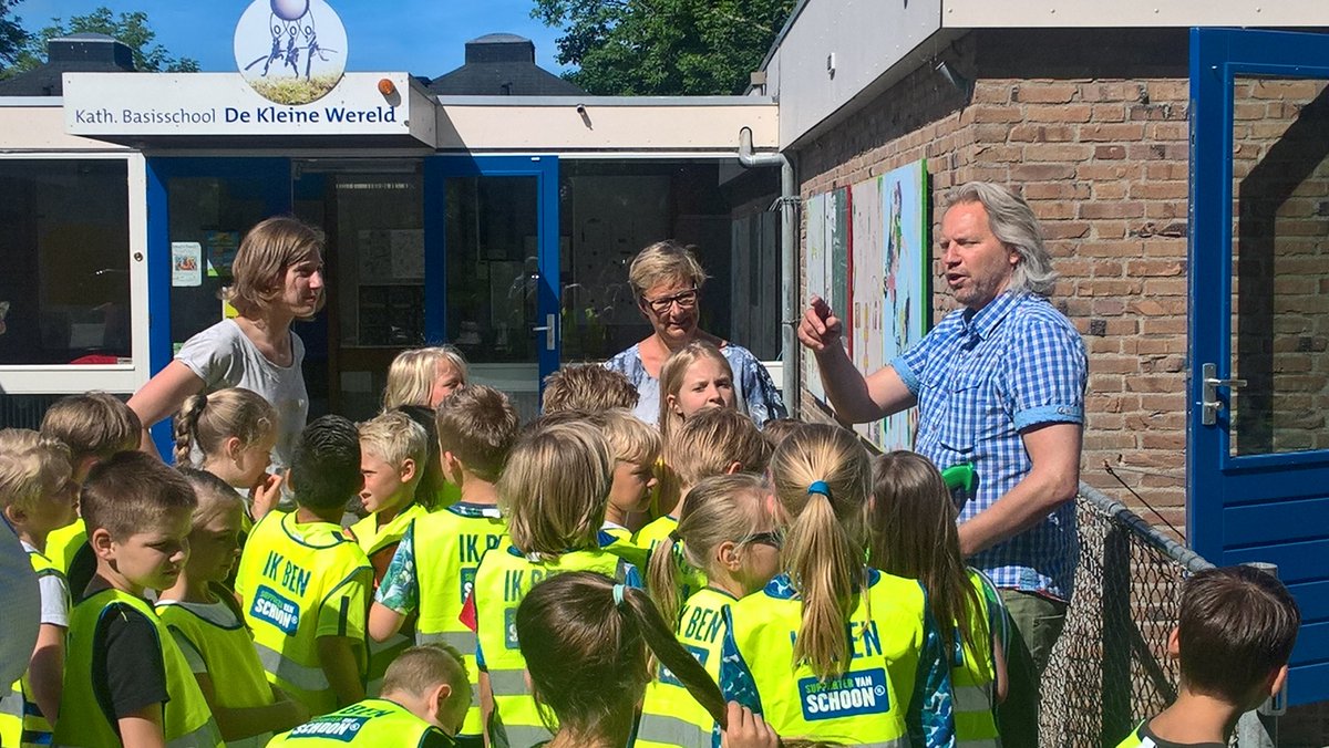 KaagenBraassem's tweet photo. Wethouder @Peters_Yvonne in schoonmaakactie met de kinderen van basisschool De Kleine Wereld. Zo worden we allemaal #supportervanschoon! https://t.co/ZhBHiQGltn