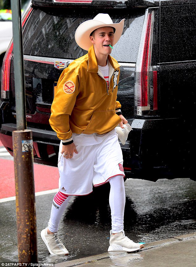 DailyMailCeleb's tweet photo. Justin Bieber looks delighted in a cowboy outfit as he struts around NYC https://t.co/8A5EWjvOQ9 https://t.co/UGTN10tdpu