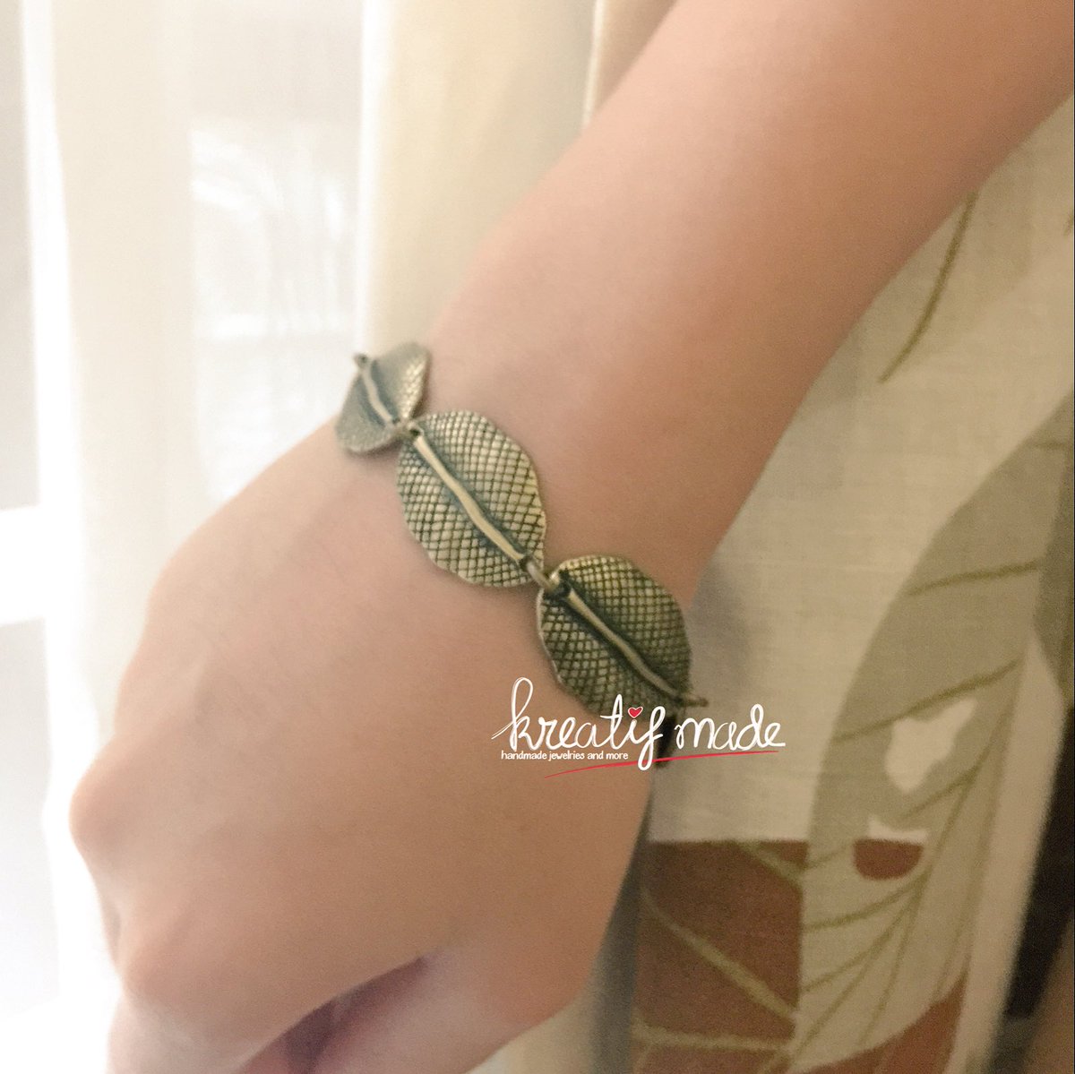 KreatifMade's tweet photo. Leaves bracelet, price: IDR 50.000
#kreatifmade #handmade #handmadebracelet #gelang #gelanghandmade #jualanku #jualansis #jualgelang https://t.co/WzTUQbZX87
