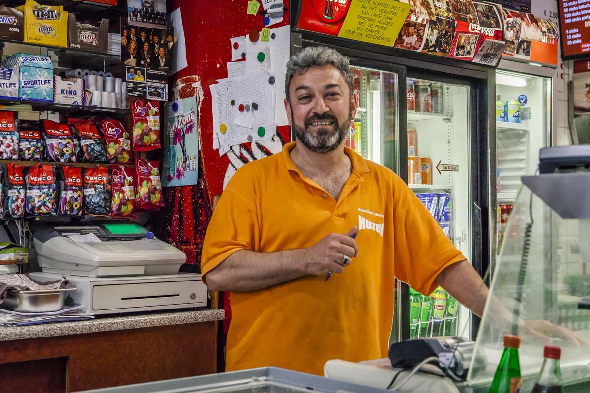 Op bezoek bij Snackbar HuZur: ‘Vriendelijkheid is onze grote kracht’ dlvr.it/PHLLDH #utrecht