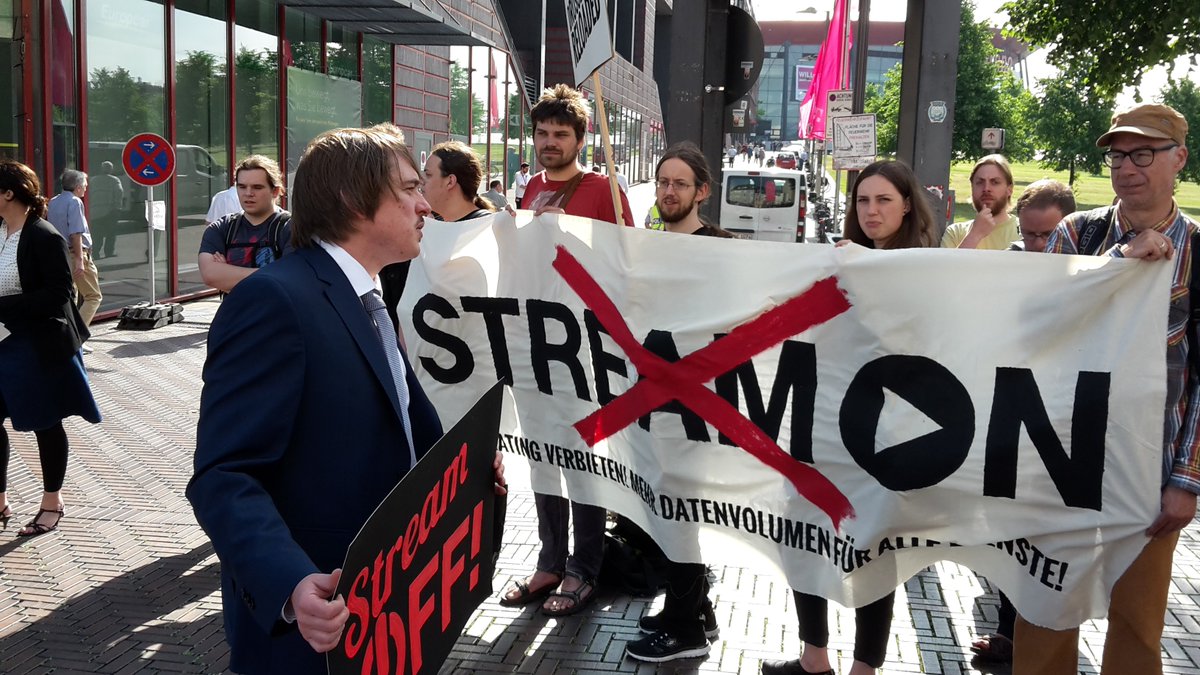 socialhack's tweet photo. Fotos der @ccc_koeln Demonstration gegen #StreamOn vor der #Hauptversammlung von @deutschetelekom. https://t.co/39IZK5GuWj