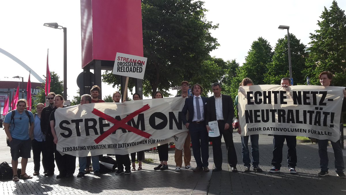 socialhack's tweet photo. Fotos der @ccc_koeln Demonstration gegen #StreamOn vor der #Hauptversammlung von @deutschetelekom. https://t.co/39IZK5GuWj