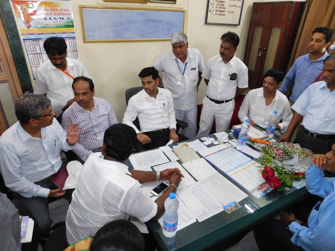 DrSEShinde's tweet photo. Good news for commutres from #Ambarnath. After persistent follow up, #CentralRailway has agreed to build home platform at Ambarnath station https://t.co/ZMPxaPclYo