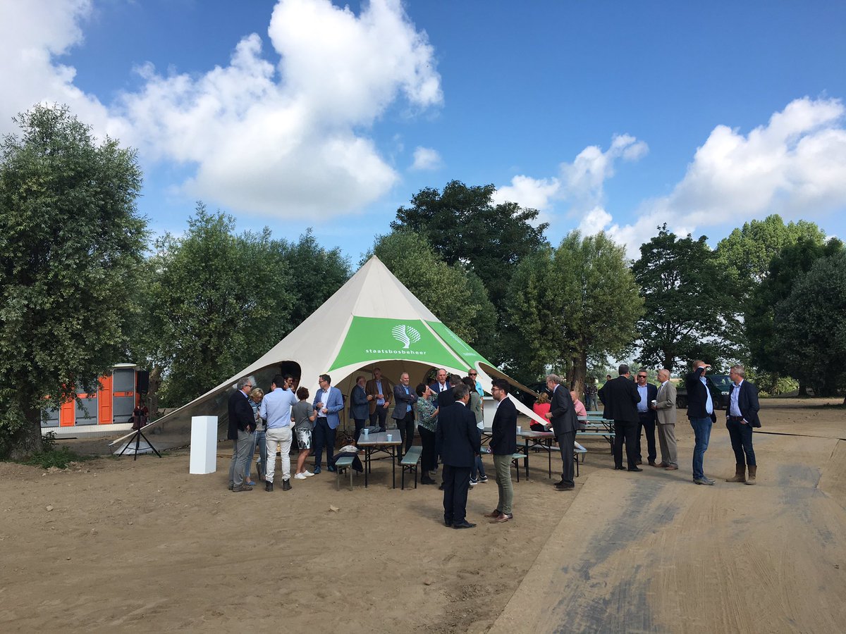 Door het afgraven van een dam heeft staatssecretaris <a href="/martijnvdam/">Martijn van Dam</a> vandaag de geul in de #Millingerwaard verbonden met de Waal.