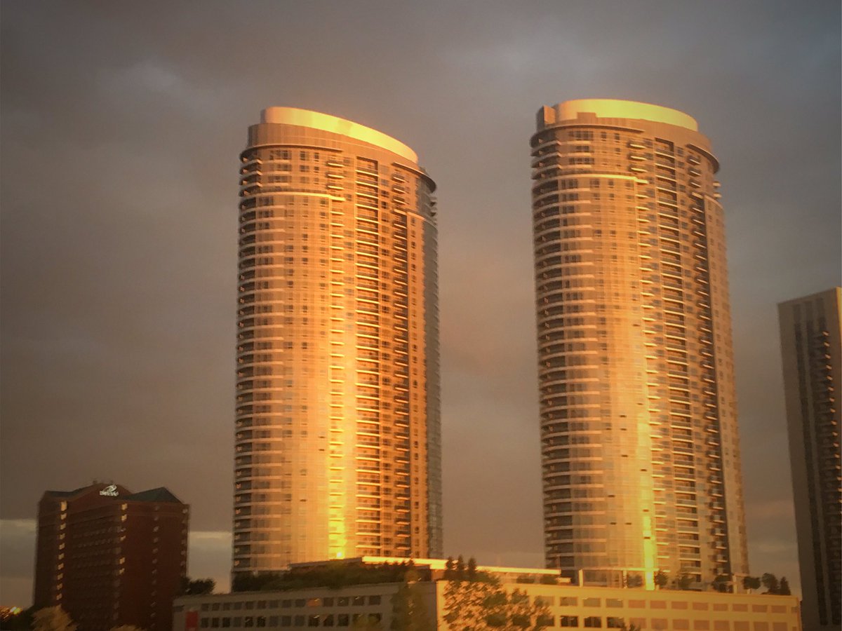 vlmulya64's tweet photo. Good morning! 🌅5:30 am #tridelcondos at Kennedy &amp; 401 #seenonmyride #scarborough #toronto #photography https://t.co/qWGEUSwp8X