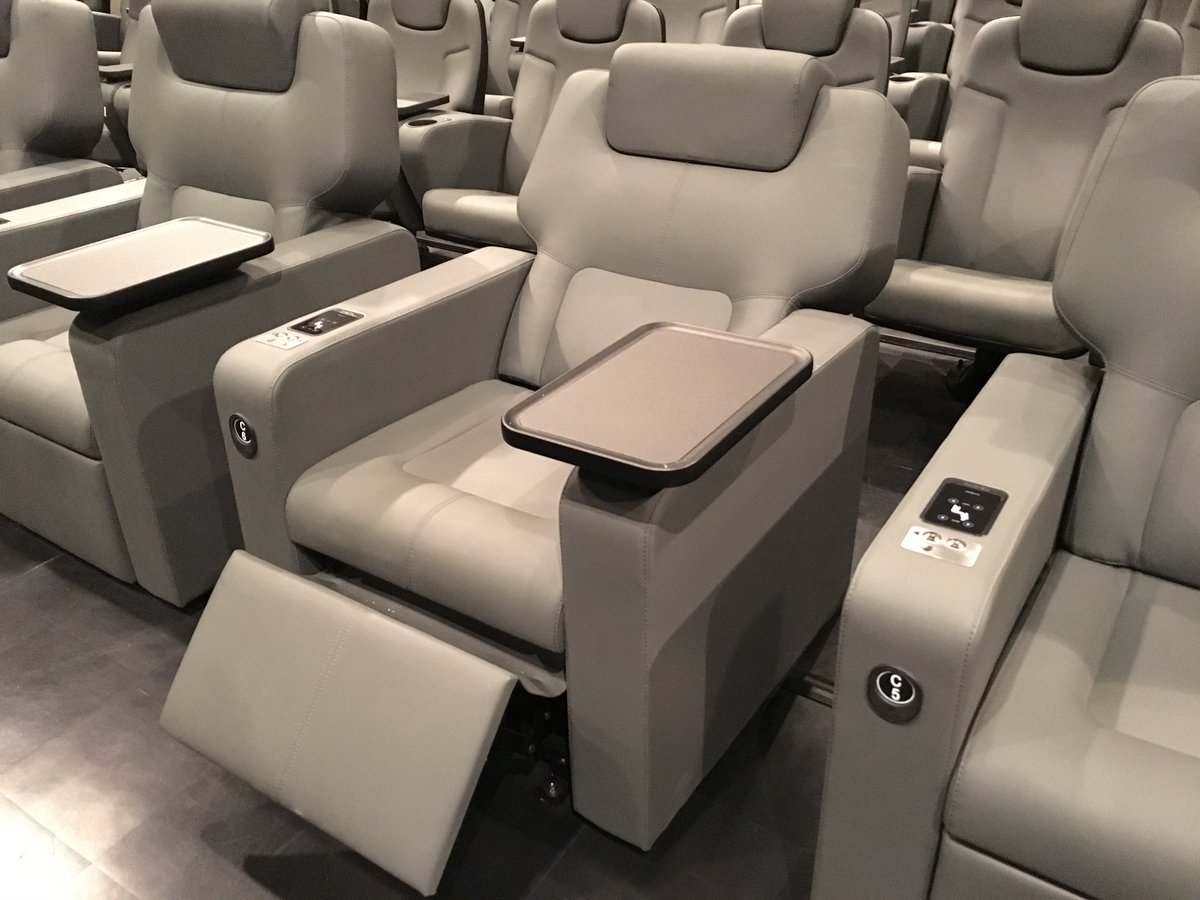 新所沢レッツシネパーク Di Twitter 当館自慢の電動フルリクライニングシート ファーストプレミアム からの眺め お待たせ致しました 続きまして シアター２c 3 左端 C 6 中央 からの見え方です 前方にboxシートと通路があるおかげでリクライニングした状態で