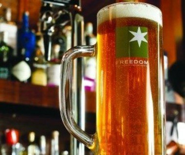 laura_diamondo's tweet photo. Lolo's Liquid Lunch? #sunshine #treatyourself #vegan #freedomlager https://t.co/IcgyzGoNFq