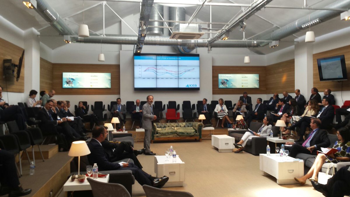 icea_es's tweet photo. Nuestro @MarcialFer  Fernandez ICEA "Las grandes tendencias de #TI y del negocio que afectan al seguro" #CIOsSeguros https://t.co/UpVKjoZ67H