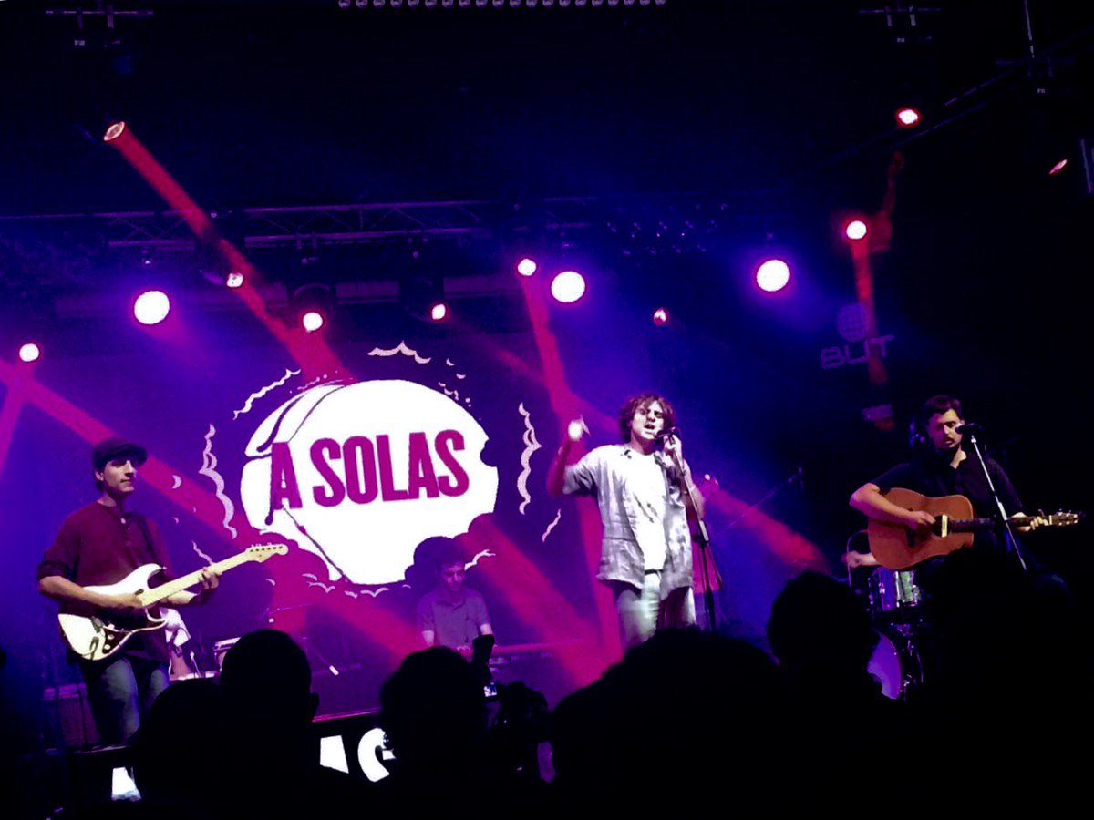 Volcanmusica's tweet photo. Ayer los chicos de @Clubdelrio #ASOLAS en la @SalaButMadrid haciéndonos vibraaar! 🌞🌞
#unsoldentro #clubdelrio https://t.co/esgXmX9hg3