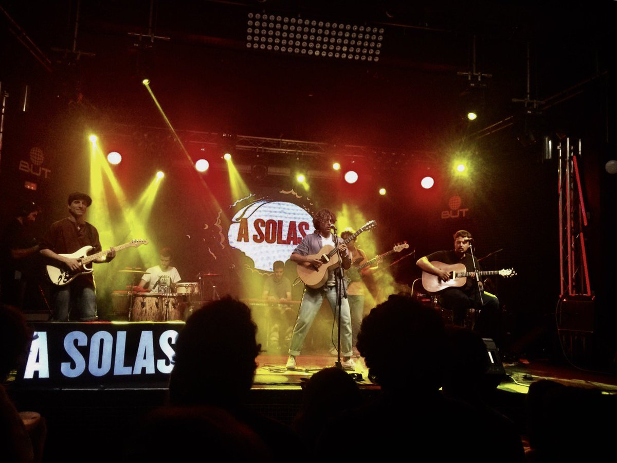 Volcanmusica's tweet photo. Ayer los chicos de @Clubdelrio #ASOLAS en la @SalaButMadrid haciéndonos vibraaar! 🌞🌞
#unsoldentro #clubdelrio https://t.co/esgXmX9hg3