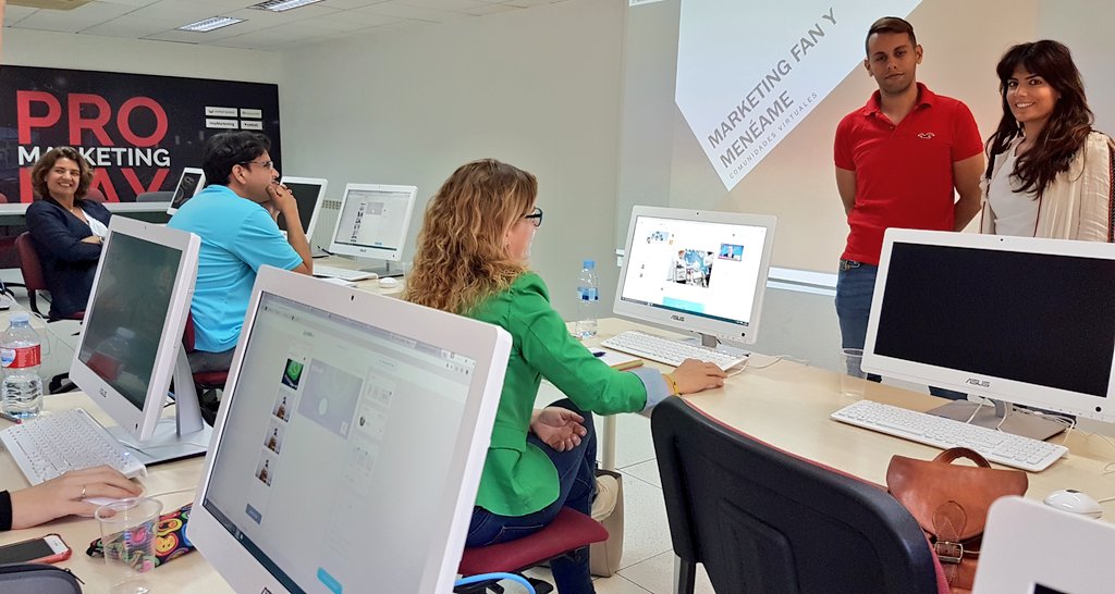 aulaCM's tweet photo. Y también hoy en la #clase8 @talhararuiz y @dawegallardo nos presentan #menéame y #mktfan como plataformas de marketing https://t.co/TRctrmOBL1