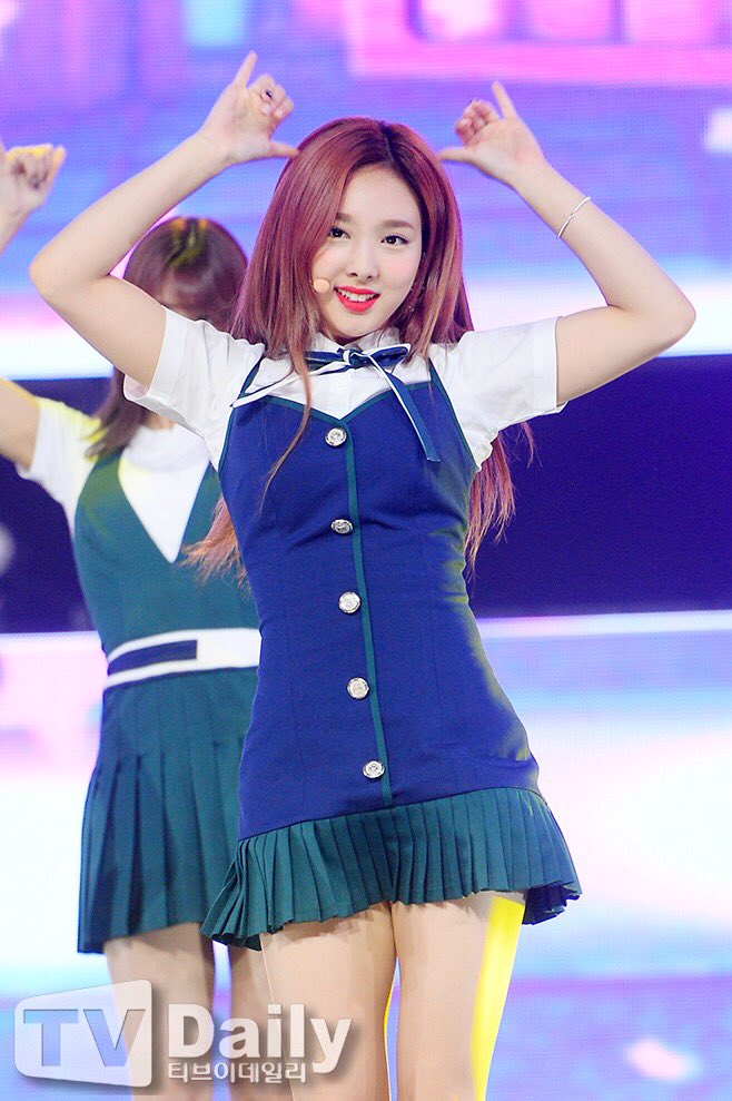PRESS] 170531 #NAYEON — #TWICE 'SIGNAL' Comeback Stage @ Show