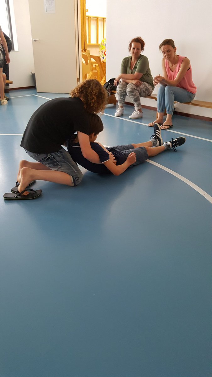 emmausheesch's tweet photo. #EHBO examen op #emmaus door leerlingen groep 8. Heel leerzaam en zeer goed gedaan! https://t.co/WYkVwQh3Dq