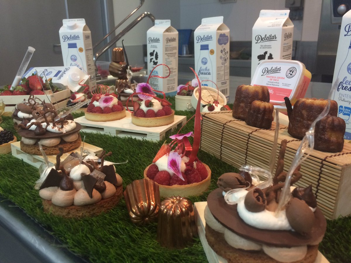 Galicia_Mola's tweet photo. Turno de @manu_garea colaborador de @laALACENARoja preparando un ricos postres en el @CIFPCOMPOSTELA

#formadoseprofesionais #FPGalicia https://t.co/7IO3ohxYJx
