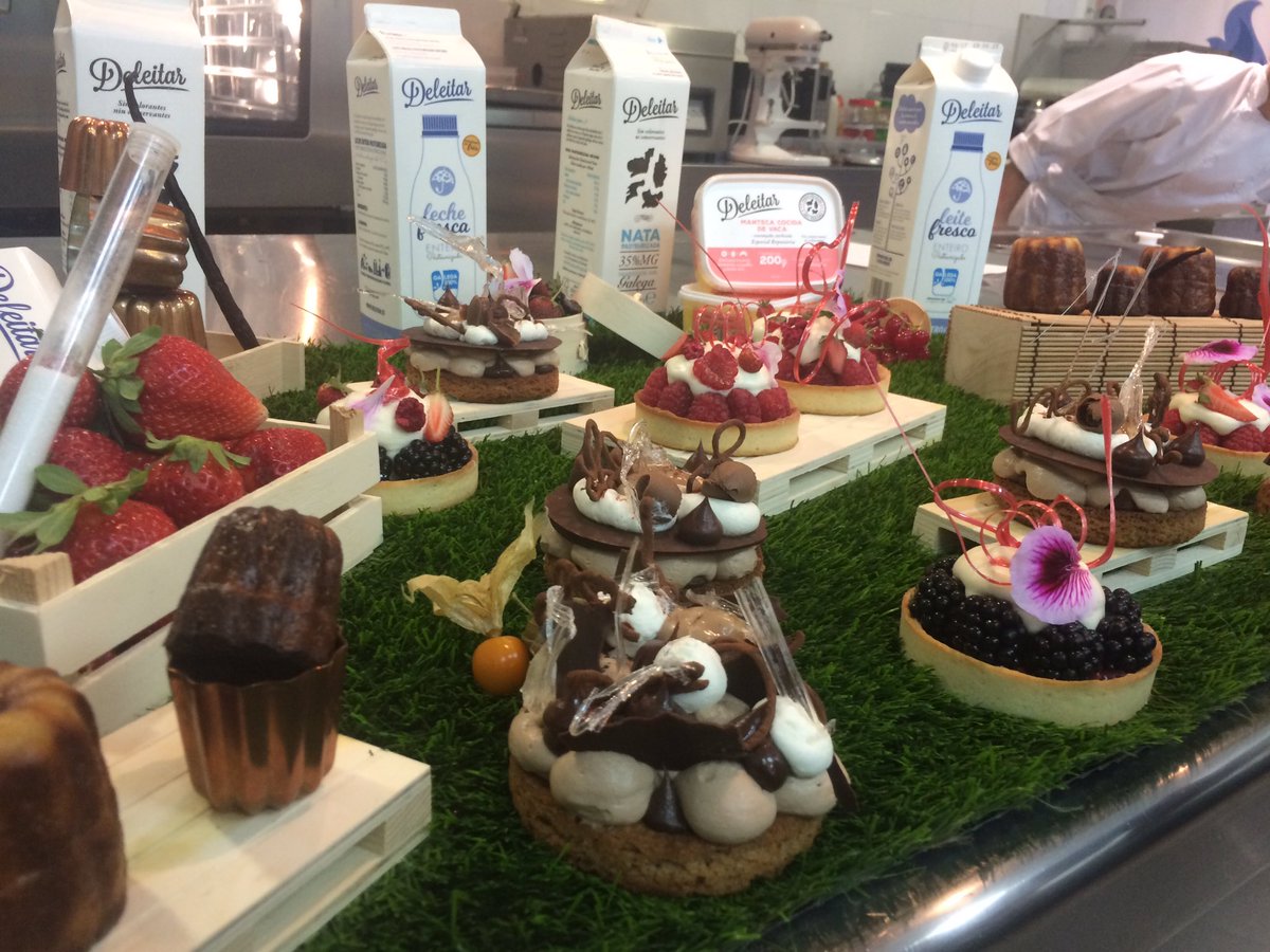 Galicia_Mola's tweet photo. Turno de @manu_garea colaborador de @laALACENARoja preparando un ricos postres en el @CIFPCOMPOSTELA

#formadoseprofesionais #FPGalicia https://t.co/7IO3ohxYJx