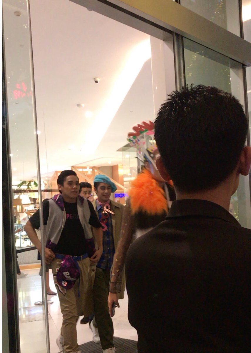 Bee_dar's tweet photo. เดินมาด้วยกันด้วยนะ แง๊ 💕💕💕💕🐼🐧💕💕💕💕 #ทีมเงินออกัส #emfiercefashion https://t.co/Ub0t7l14eh