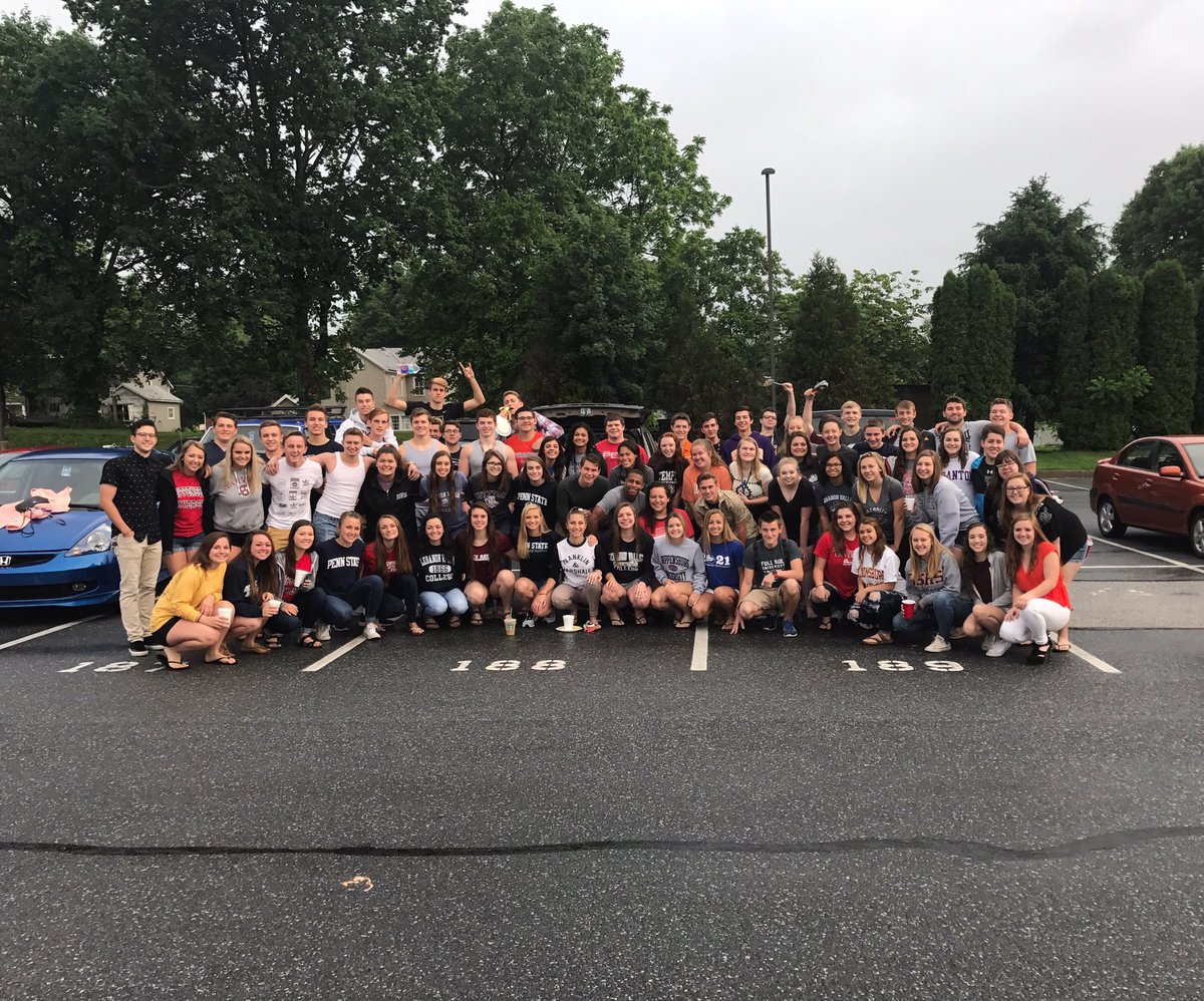 bsclassof2017's tweet photo. Last day of school for the class of 2017🎓🎉💜 https://t.co/neQGKVMxHR