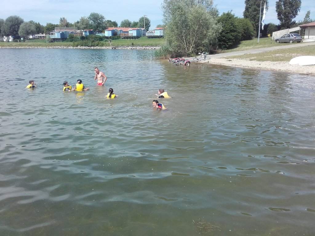 CchmDer's tweet photo. Journée très chaude en ce lundi 29 mai 2017, on se rafraîchit comme ont peut après une séance de voile... #ecoleLangevinWallon #saintdizier https://t.co/NR0GmOquvM