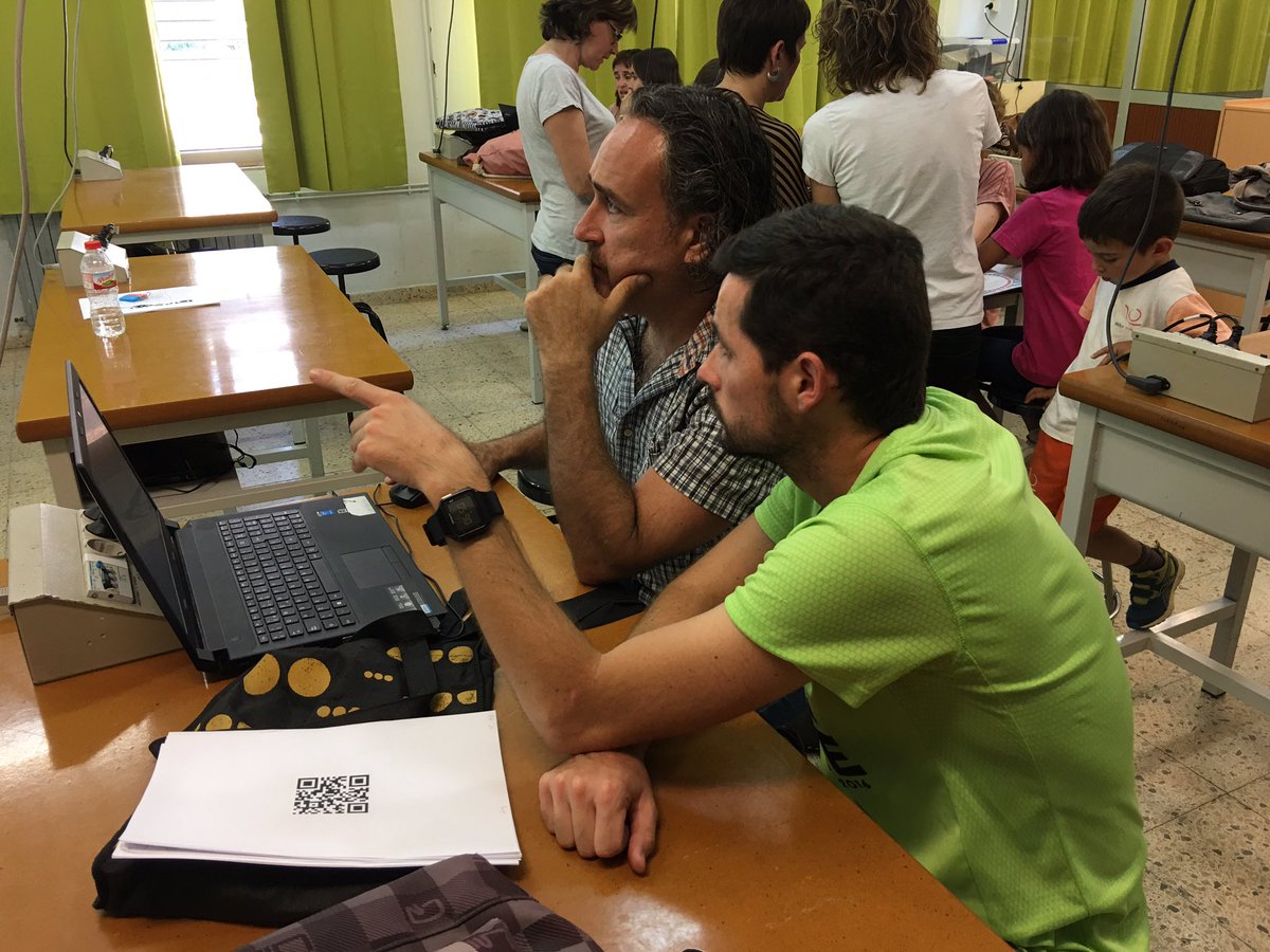 xsune's tweet photo. #designthinking #cocreació Revisó de les propostes pilotades a les aules #seminarisTAC #roboticatg #mobilstgn #DMRBTKTGN https://t.co/xcH3uQ7PD4