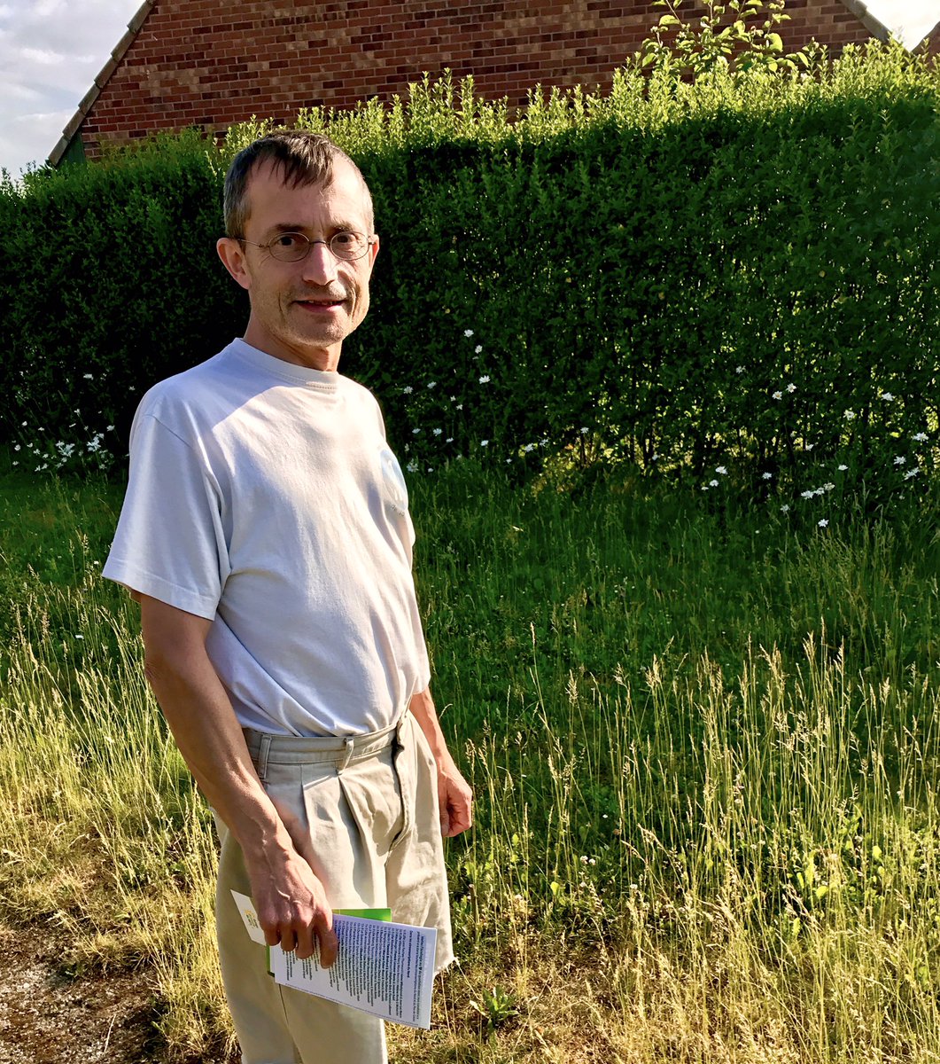 YannickBrohard's tweet photo. Orchidées sauvages dans le Nord. Le pdt de la ligue naturaliste de la #Gohelle fier du combat contre les pesticides à #Illies #circo5905 🌻 https://t.co/HmmDpl9tUw