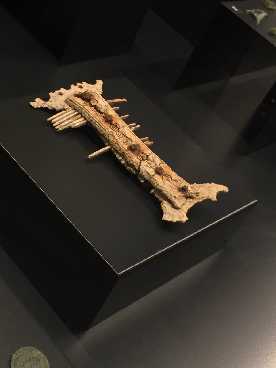 Objets trouvés dans les sépultures du <a href="/MAGrenoble/">Musée archéologique</a> ☠️