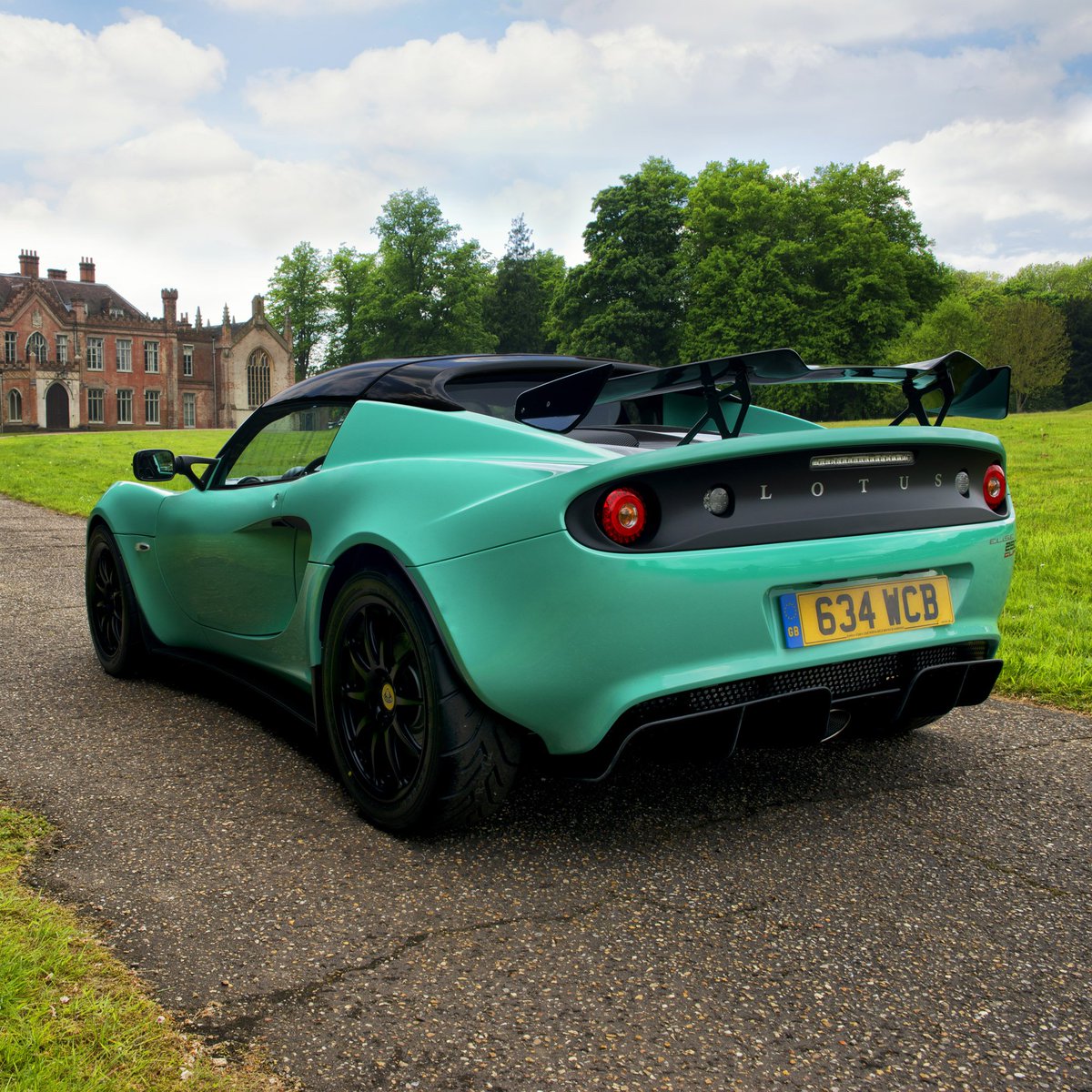 lotuscars's tweet photo. Weighing in at 860kg, welcome to the spectacular new Elise Cup 250, proving that #lightisright. #MyLotus https://t.co/9cAo65Fysh https://t.co/w9kFCWjAvw