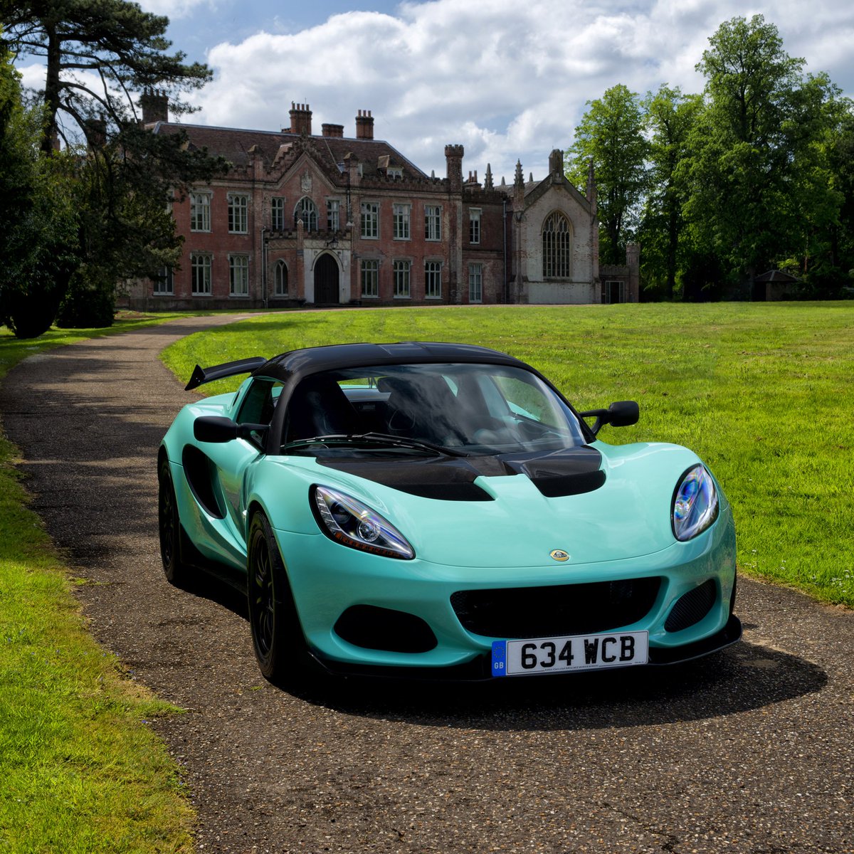 lotuscars's tweet photo. Weighing in at 860kg, welcome to the spectacular new Elise Cup 250, proving that #lightisright. #MyLotus https://t.co/9cAo65Fysh https://t.co/w9kFCWjAvw