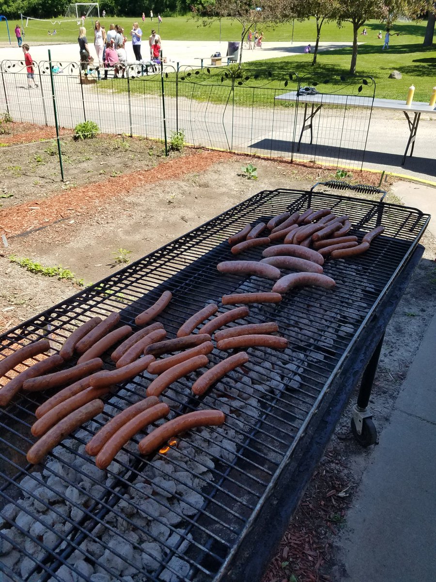 DuffysClassroom's tweet photo. End of the year picnic. The Grilling Principal in action at @Jackjetscrcsd! @CRSCHOOLS #kidsdeserveit #principallife #iaedchat https://t.co/dveECEFLLB