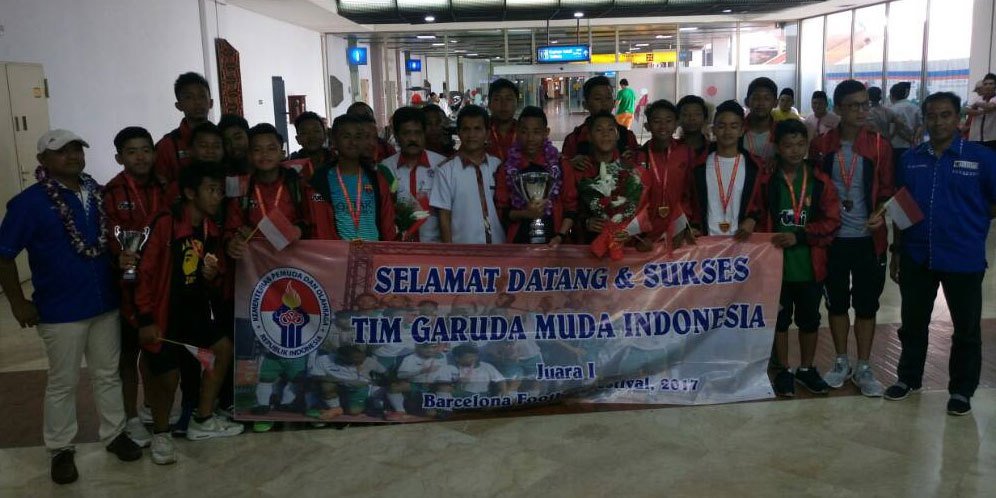 Bolanet's tweet photo. https://t.co/SRa82Lt9cL - Bangga, Indonesia Sabet Tiga Piala di Barcelona Football Festival 2017 https://t.co/uWAEYkfuGs