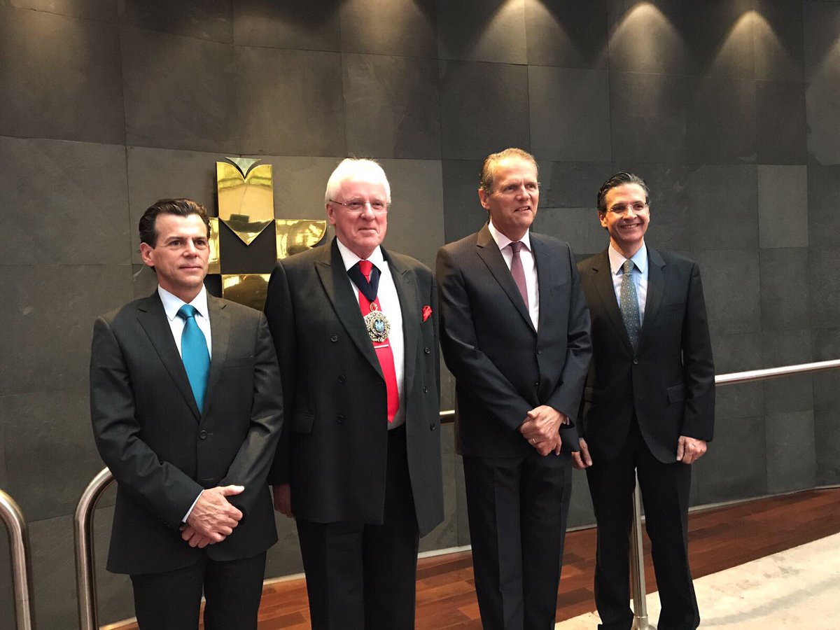 UKinMexico's tweet photo. .@citylordmayor firma como testigo de honor la declaración de inversionistas a favor del financiamiento de bonos verdes en México. https://t.co/XfA404wFkc
