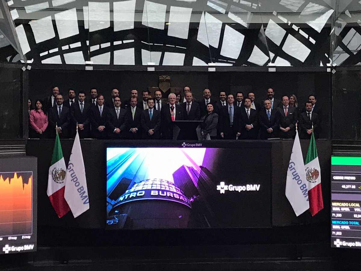 UKinMexico's tweet photo. .@citylordmayor firma como testigo de honor la declaración de inversionistas a favor del financiamiento de bonos verdes en México. https://t.co/XfA404wFkc