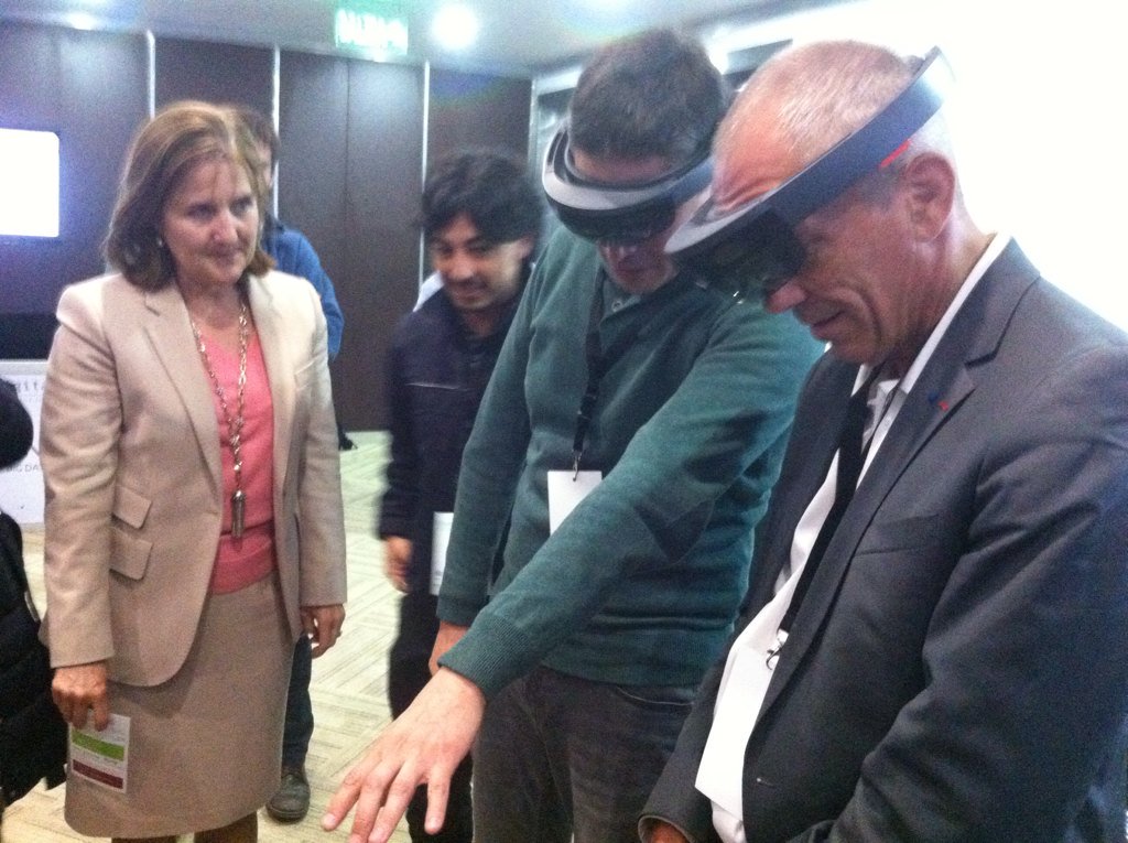 ambafrancecl's tweet photo. CEO de @inria @antoine_petit_ y Embajadora Caroline Dumas prueban los lentes de realidad mixta en #ITCDigital2017. https://t.co/OTbmGOQIuK