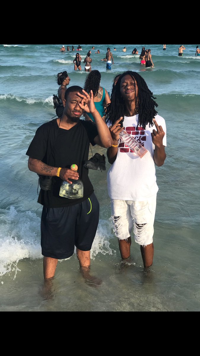 ProjectBoy5ys's tweet photo. #RealProjectBoyz in Mia🌴🍾 https://t.co/4gT7ngL5bD