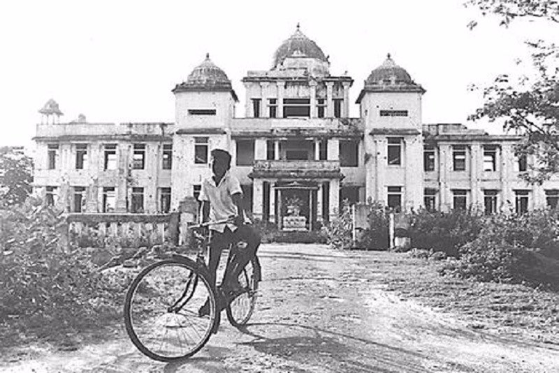 On a midnight like this,36 years ago,the #Jaffna Public Library,Asia's finest library was burned to ashes by Govt forces #cultural #genocide