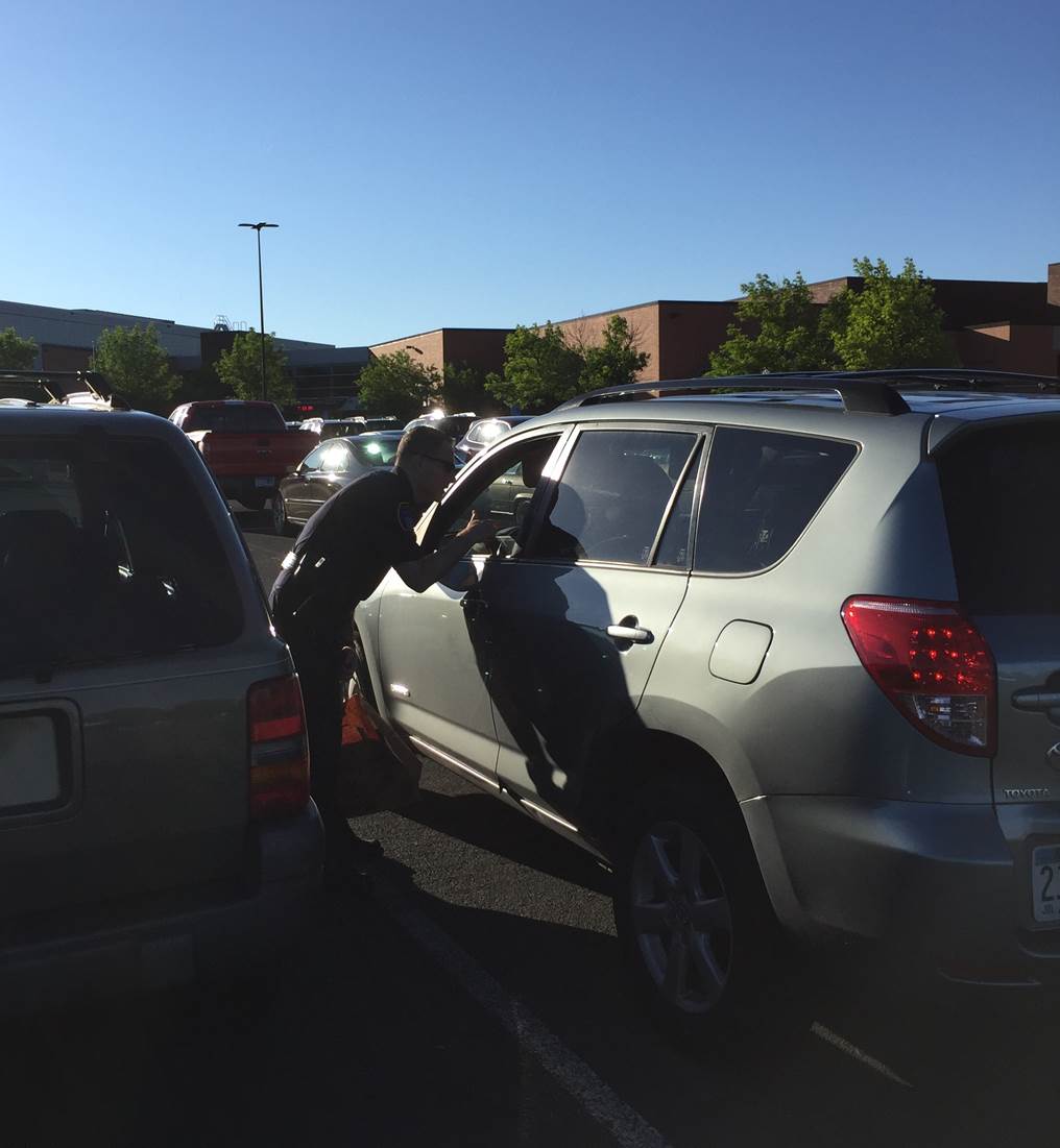 EdenPrairiePD's tweet photo. This AM EPPD officers handed out candy bars &amp; gift certificates to EPHS students "caught" wearing their seat belts.
https://t.co/66BNN9sO3H https://t.co/hpMssHY1q0
