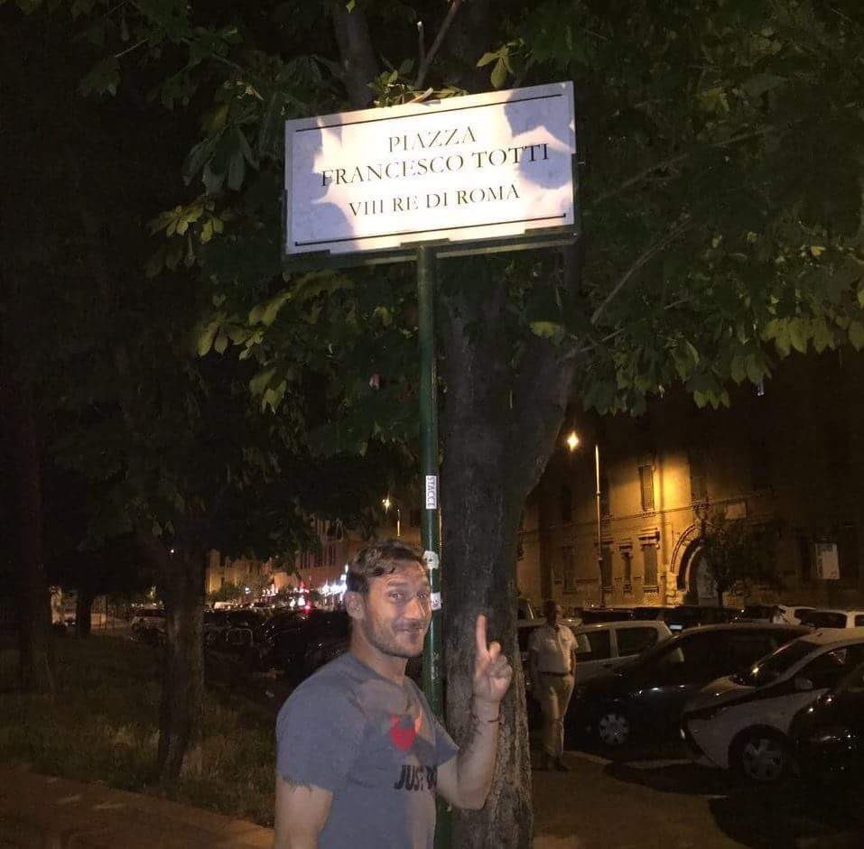 SoloCalcioSE's tweet photo. Francesco Totti har nu fått ett eget torg döpt efter sig. https://t.co/xm6UEU3YFA