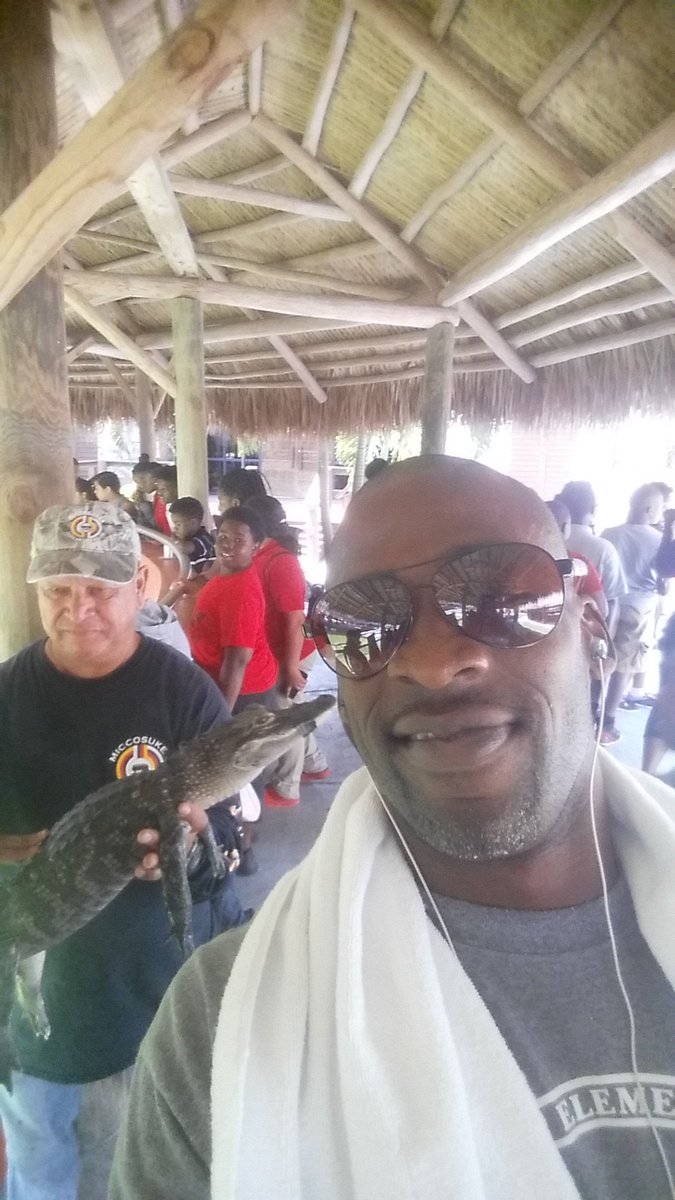 travsing's tweet photo. Chillin with the 5th grade kiddos at the Miccosukee Reservations. #alligatorland https://t.co/jeUQmKRpwR