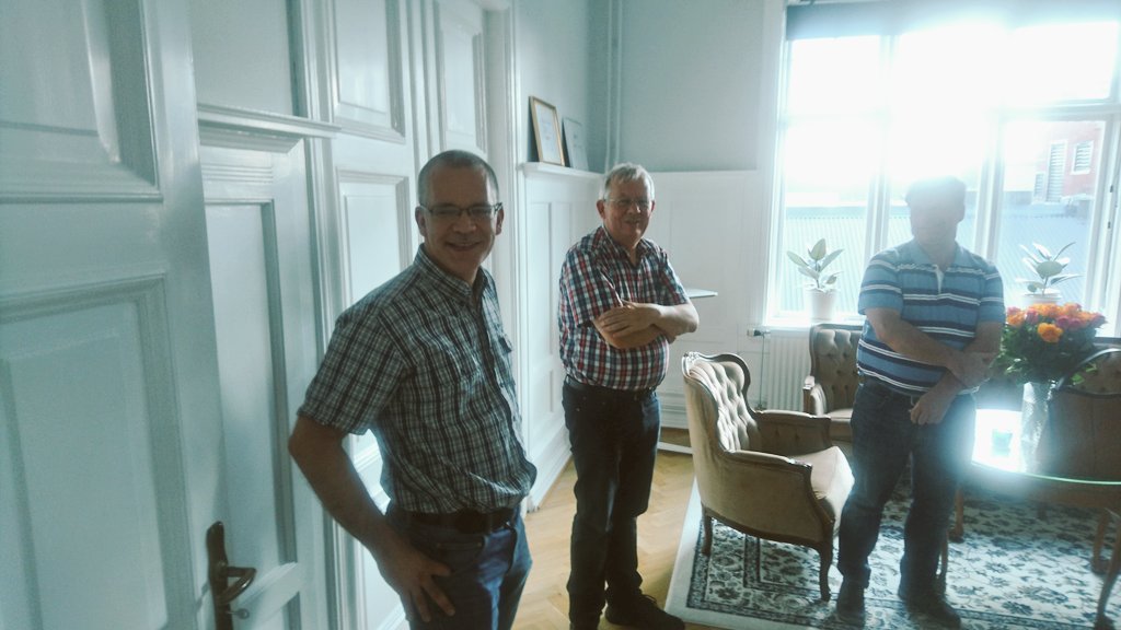 SASToresund's tweet photo. OpenSpace om mobiltestning behövs egentligen. Tydligen ingen bra idé att fota mot ett ljust fönster. #SASTQ2 https://t.co/C7uE6QibJF