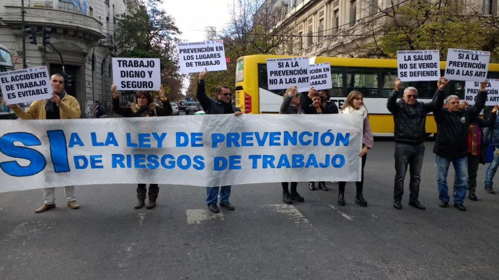 RadioCTA's tweet photo. La salud no se vende, se defiende. Por una nueva ley de prevención de riesgos de trabajo. https://t.co/IkzeeQTxe2