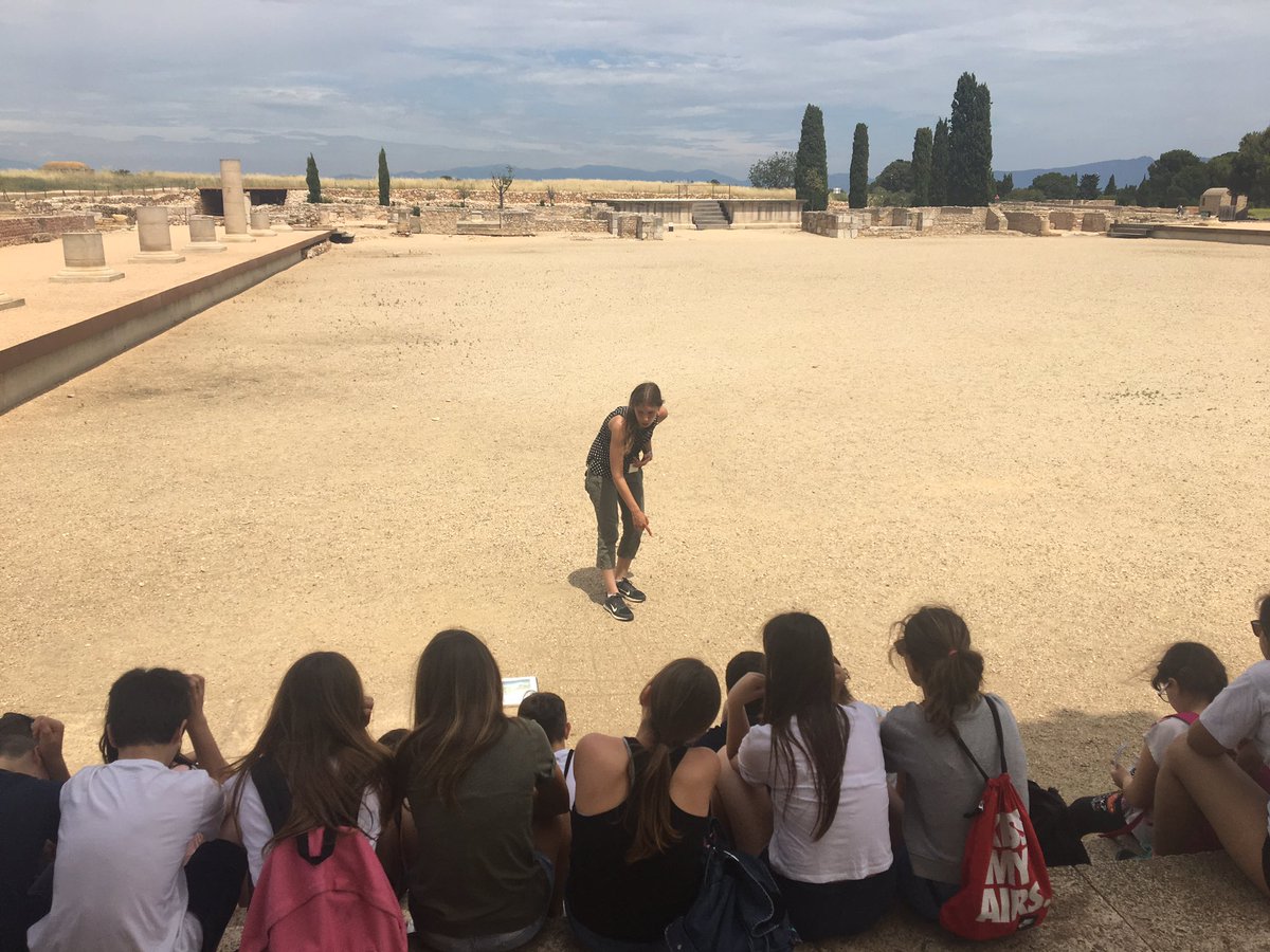 EF1rESO's tweet photo. "Pasito a pasito" comencem la visita a les ruïnes d'Empúries després d'haver passat una bona estona menjant i jugant a la platja! https://t.co/vdjuP66zM9