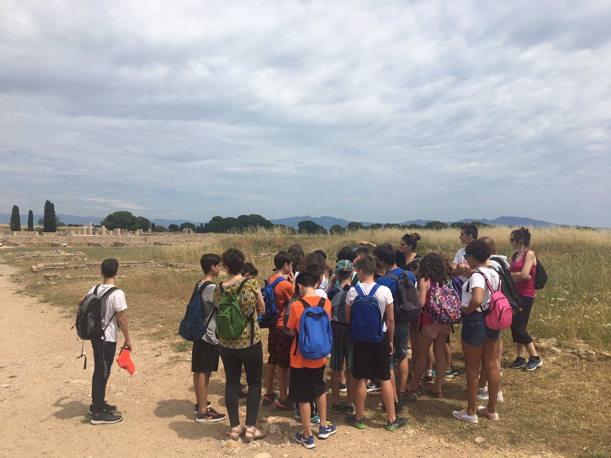 EF1rESO's tweet photo. "Pasito a pasito" comencem la visita a les ruïnes d'Empúries després d'haver passat una bona estona menjant i jugant a la platja! https://t.co/vdjuP66zM9
