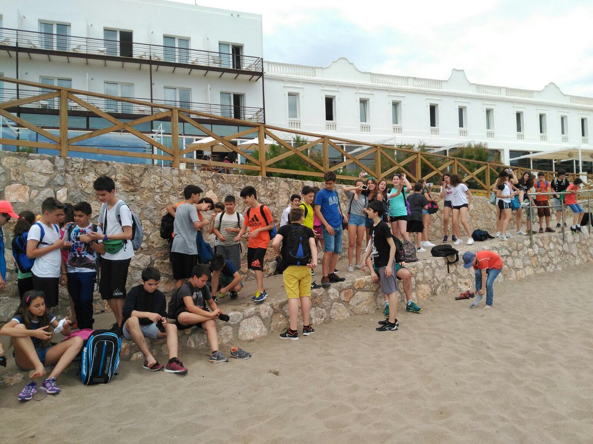 EF1rESO's tweet photo. "Pasito a pasito" comencem la visita a les ruïnes d'Empúries després d'haver passat una bona estona menjant i jugant a la platja! https://t.co/vdjuP66zM9