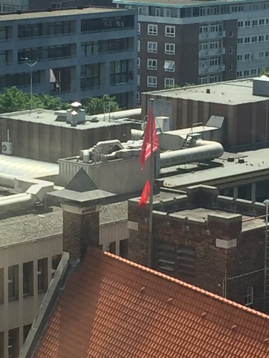 Dit lijkt mij niet de bedoeling <a href="/hsrotterdam/">Hogeschool Rotterdam</a> locatie WdeKAcademie. Marrokkaanse vlag zojuist opgehangen door twee meiden.