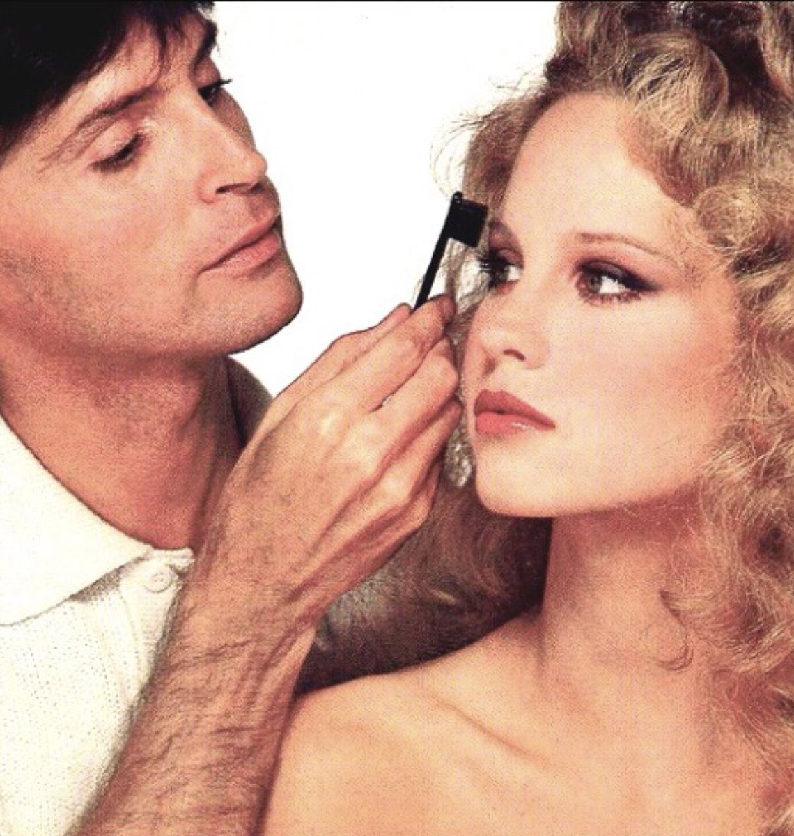 ELLISFAAS's tweet photo. #whatsyourbase Iconic make-up artist #WayBandy stated "Makeup should be an extension of your natural coloring".#skinveil https://t.co/EkrMrOnqRU