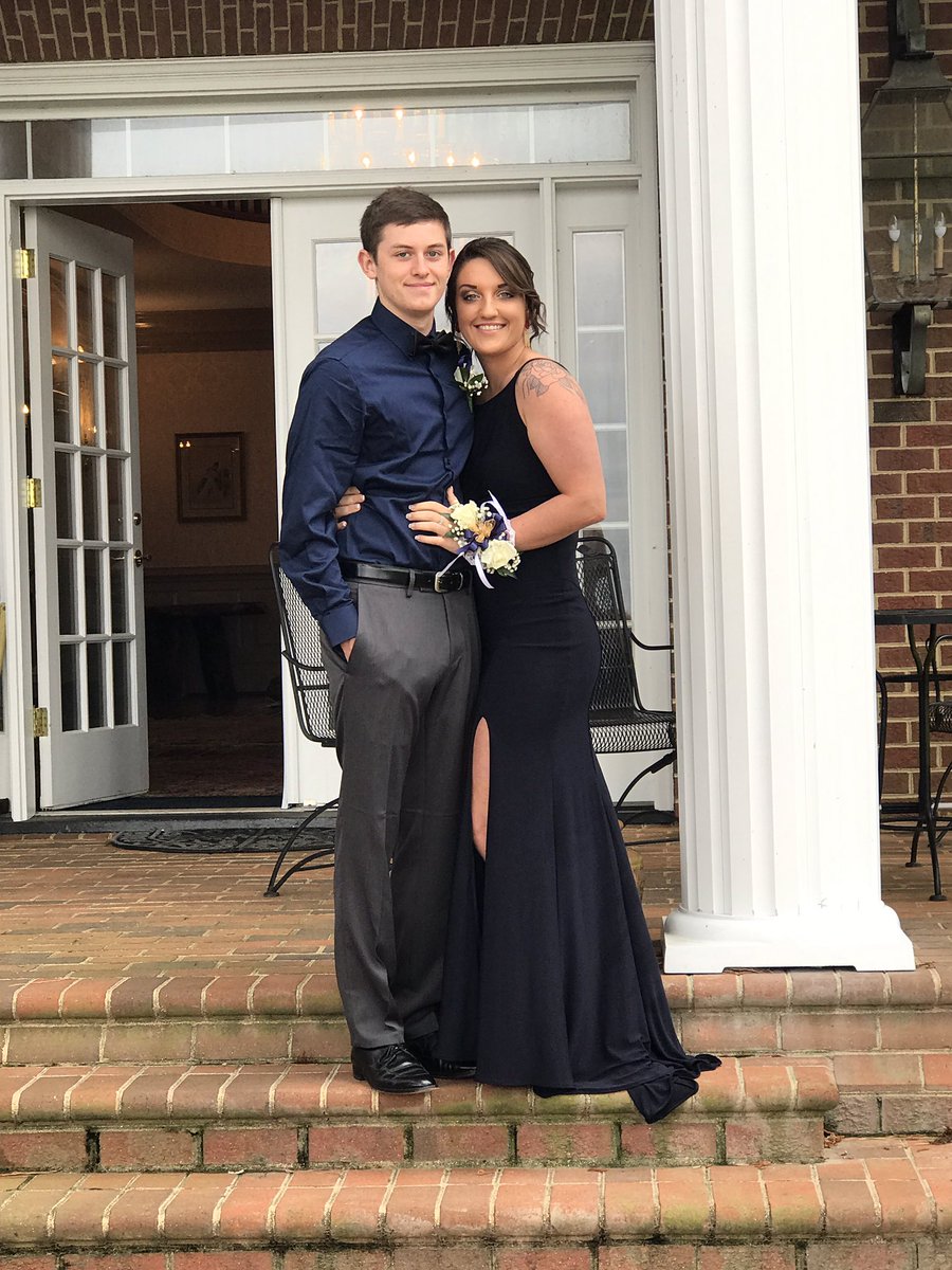 fldhcky's tweet photo. Selling my prom dress. DM me if interested. Size 4. Open back. Navy blue. 2 slits down the front. Hymed. Perfect for anyone 5'5 and under. https://t.co/ZV3OX1sWgi